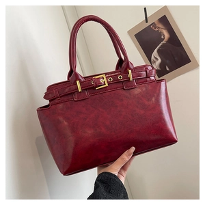 Dettaglio borsa tote retrò rosso vino scuro con ecopelle lucida e fibbia dorata