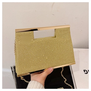 Dettaglio di paillettes glitterate e manico in metallo dorato su pochette elegante