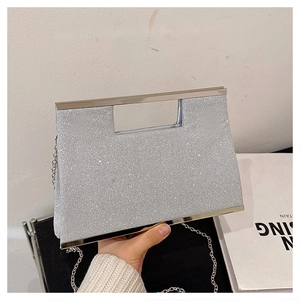 Dettaglio pochette da sera glitter argento con manico in metallo e catena rimovibile