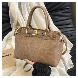 Dettaglio borsa tote marrone vintage con fibbia in metallo e pelle sintetica testurizzata