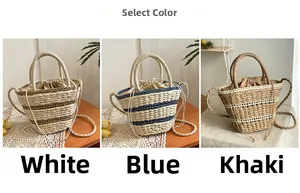 Détail du sac seau en paille tressée avec doublure à cordon en blanc, bleu et kaki