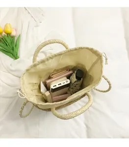 Vue de dessus du grand sac en paille avec doublure à cordon et intérieur spacieux