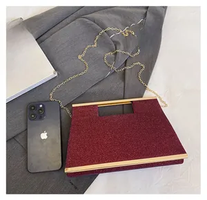 Confronto dimensioni della pochette bordeaux con paillettes, catena e manico