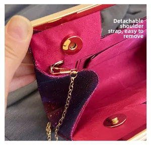 Dettaglio della pochette sfumata rosa con catena dorata rimovibile e fibbia magnetica