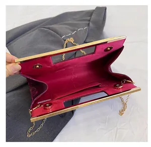 Vista interna della borsa da sera con paillettes magenta con fodera e catena d'oro