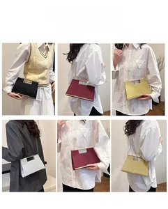 Dettaglio della pochette da sera con paillettes in quattro colori con manico dorato e catena