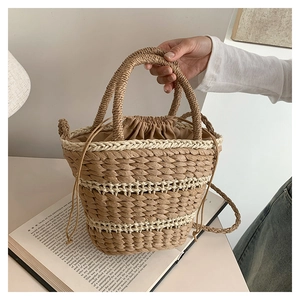Détail du panier tressé à la main avec motif en spirale et fermeture à cordon