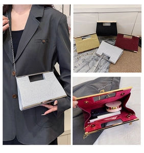 Dettaglio interno della pochette glitterata con catena e spazio per riporre lo smartphone
