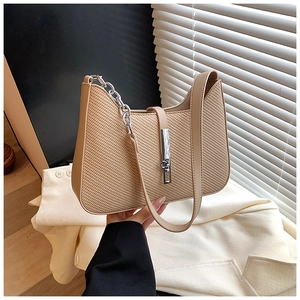 Vue détaillée du sac sous le bras tressé beige avec boucle argentée et chaîne