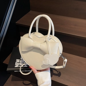 Sac à main élégant en forme de cœur crème avec nœud et bandoulière amovible