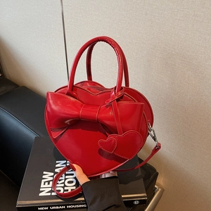 Sac à main rouge en forme de cœur avec grand nœud, poignée supérieure et bandoulière chic