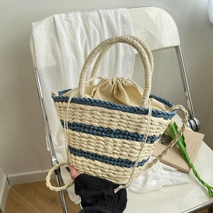 Grand sac cabas en paille avec accents bleu marine et doublure à cordon sur chaise