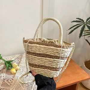 Grand sac cabas en paille rayée avec poignées et doublure à cordon pour l'été et la plage