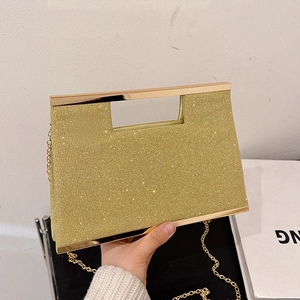 Elegante borsa da sera con paillettes dorate, manico metallico e tracolla a catena