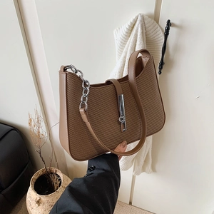 Sac hobo marron à texture tressée avec bandoulière cuir et chaîne argentée