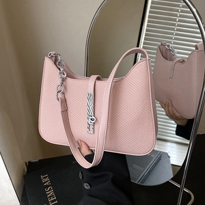 Sac à bandoulière rose vintage avec chaîne argentée et boucle en métal vue miroir