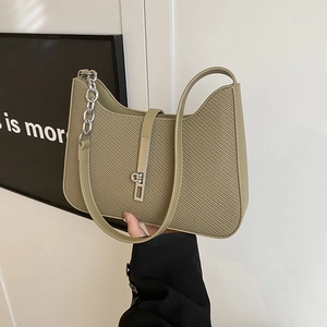 Sac bandoulière tissé chic en kaki clair avec chaîne argentée et fermoir en métal