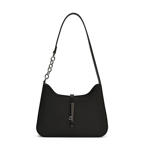 Sac bandoulière noir tissé avec chaîne argentée et fermoir en métal sur fond blanc épuré