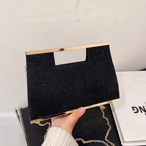 Elegante pochette da sera nera glitterata con manico dorato e tracolla a catena