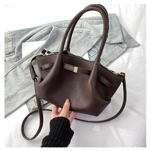 Borsa a mano vintage in pelle marrone martellata con fibbia dorata e tracolla