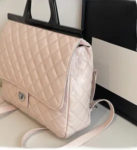 Nahaufnahme der rosa Stepptasche mit silbernem Herzschloss und schwarzem Griff