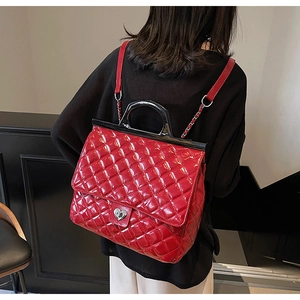 Details der roten Stepptasche aus Lackleder mit silbernem Herz-Drehverschluss-Detail