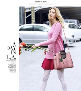 Détail d'un sac à main en similicuir rose avec breloque étoile verte et fini texturé