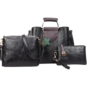 Ensemble de trois sacs à main noirs en similicuir texturé avec cabas, sacoche et pochette