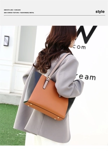 Detalle de bolso tote bicolor con paneles de contraste y asas ajustables para el hombro