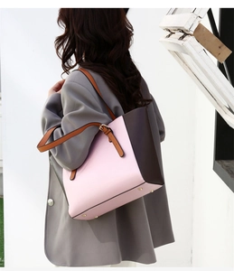 Detalle lateral del bolso tote de cuero rosa y marrón con remaches dorados de protección