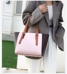 Detalle del bolso tote tricolor en piel sintética con texturas rosa, marrón y gris