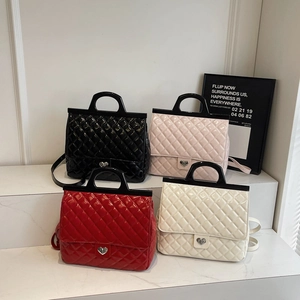Damen Handtasche Gesteppte Raute PU Leder Herz Metallschloss Glänzendes Patent Schultertasche Kontrast Griff Mode