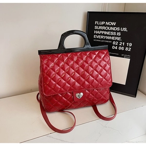 Rote gesteppte Lackleder-Tasche mit silbernem Herzschloss und schwarzem Griff