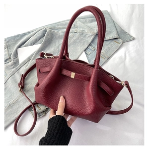 Borsa a secchiello bordeaux vintage in pelle litchi con manico e dettagli dorati
