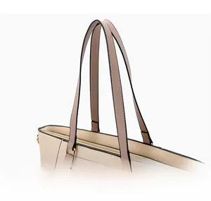 Détail de la poignée du sac cabas beige en cuir grainé et boucles en métal doré