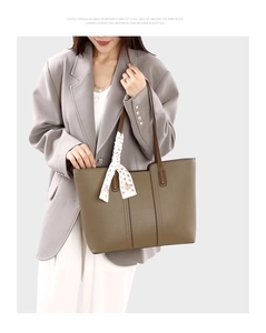 Détail du sac cabas en cuir grainé vert olive avec foulard en soie sur la poignée