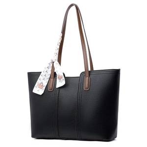 Sac fourre-tout noir à motif litchi avec lanières brunes et foulard en soie sur fond blanc