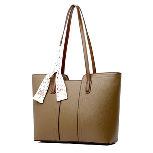 Sac fourre-tout en cuir marron texturé avec foulard en soie décoratif sur l'anse