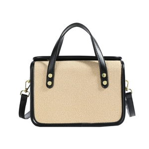 Petit sac carré beige et noir en toile tissée avec rivets dorés et bandoulière