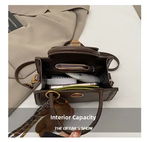 Vue intérieure du sac cabas en cuir marron avec compartiments et objets personnels
