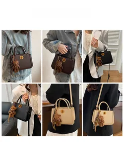 Détails du sac à main avec breloque ours et foulard en trois couleurs pour femmes