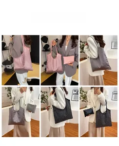 Drei Farben Karo-Tragetasche Set mit passenden Clutches am Modell im Studio gezeigt