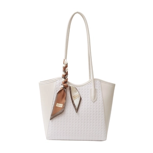 Borsa tote beige minimalista con trama intrecciata e accessorio foulard moda coordinato