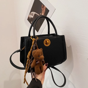 Sac fourre-tout noir motif litchi avec fermoir doré et pendentif ours mignon