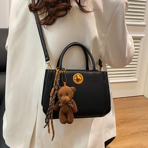 Sac à main en cuir noir avec fermoir doré, pendentif ours et pompon pour femmes