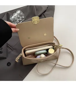 Détail de l'intérieur du sac à bandoulière abricot montrant sa grande capacité de rangement