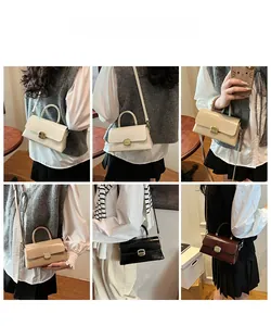 Vue détaillée de sacs bandoulière en beige, noir et marron avec boucles en métal doré