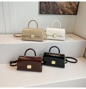 Vue détaillée de quatre sacs à main rétro en cuir PU en beige, crème, bordeaux et noir