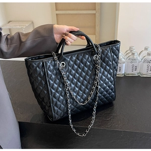 Nahaufnahme der schwarzen gesteppten Tote-Bag mit silberner Kette und Leder-Struktur