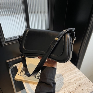 Borsa a spalla retrò in pelle lucida nera con borchie dorate e patta curva elegante